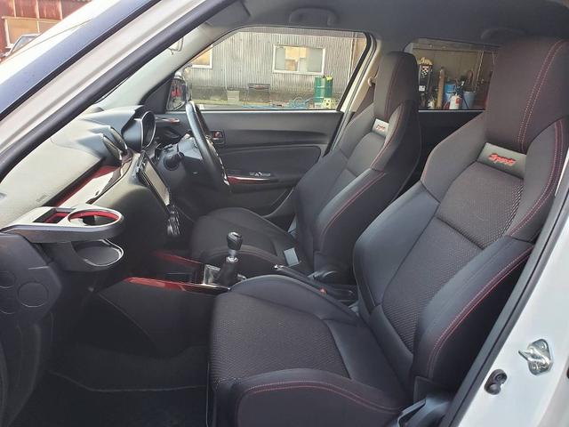 スイフトスポーツ ベースグレード　８インチナビ　フルセグＴＶ　Ｂｌｕｅｔｏｏｔｈオーディオ　ＥＴＣ　スマートキー　スペアキー　シートヒーター　オートライト　オートエアコン　純正アルミホイール　フロアマット　サイドバイザー（16枚目）