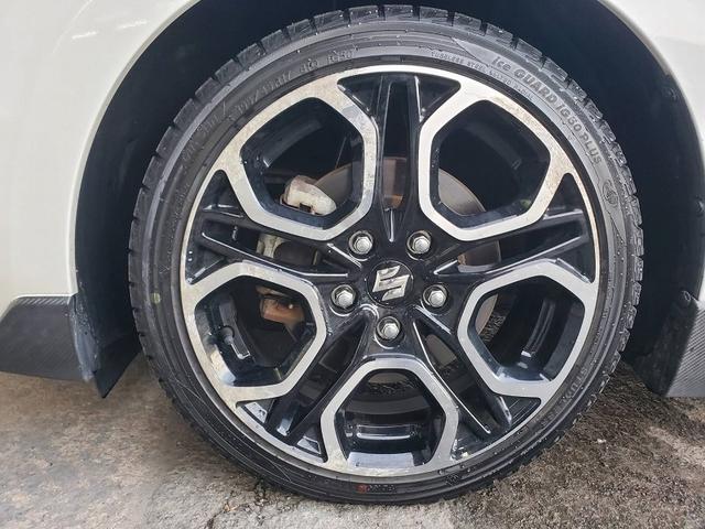 スイフトスポーツ ベースグレード　８インチナビ　フルセグＴＶ　Ｂｌｕｅｔｏｏｔｈオーディオ　ＥＴＣ　スマートキー　スペアキー　シートヒーター　オートライト　オートエアコン　純正アルミホイール　フロアマット　サイドバイザー（34枚目）