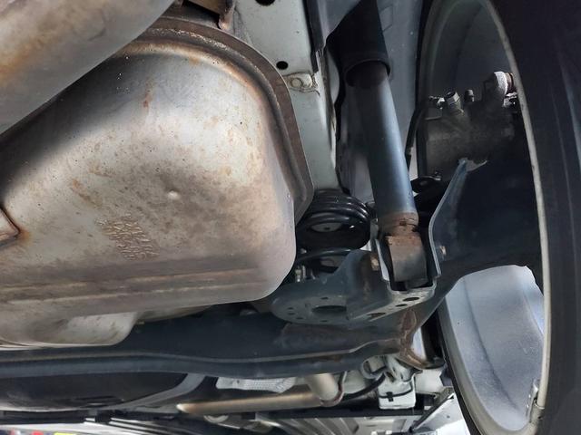 スイフトスポーツ ベースグレード　８インチナビ　フルセグＴＶ　Ｂｌｕｅｔｏｏｔｈオーディオ　ＥＴＣ　スマートキー　スペアキー　シートヒーター　オートライト　オートエアコン　純正アルミホイール　フロアマット　サイドバイザー（37枚目）