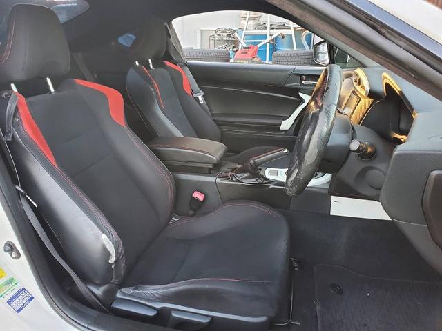 ８６ ＧＴ　ＴＲＤエアロ　トランクスポイラー　社外ナビ　フルセグＴＶ　バックモニター　社外ヘッドライト　ＬＥＤテールライト　ＥＴＣ　純正１７ＡＷ　スマートキー　プッシュスタートエンジン　オートエアコン（15枚目）