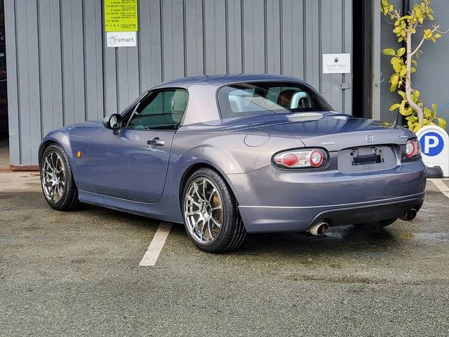 ロードスター ＶＳ　ＲＨＴ　エアロ　ＡＤＶＡＮ１７ＡＷ　ＢＬＩＴＺ車高調　ＡｕｔｏＥｘｅマフラー　ＡｕｔｏＥｘｅエアクリナー　ＣＵＳＣＯタワーバー　レザーシート　シートヒーター　社外ナビＴＶ　ＢＴオーディオ　ＥＴＣ　ＨＩＤ（7枚目）