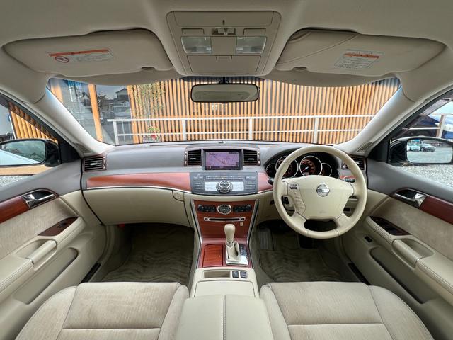 フーガ 　走行距離２２０００ｋｍ　ＥＴＣ　バックカメラ　純正１７インチアルミホイール　電動シート　バックカメラ　ステアリモコン　オートライト　オートエアコン　プッシュスタート　スマートキー　Ｍ／Ｔモード（4枚目）