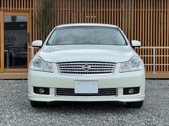 フーガ 　走行距離２２０００ｋｍ　ＥＴＣ　バックカメラ　純正１７インチアルミホイール　電動シート　バックカメラ　ステアリモコン　オートライト　オートエアコン　プッシュスタート　スマートキー　Ｍ／Ｔモード（5枚目）