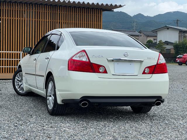 フーガ 　走行距離２２０００ｋｍ　ＥＴＣ　バックカメラ　純正１７インチアルミホイール　電動シート　バックカメラ　ステアリモコン　オートライト　オートエアコン　プッシュスタート　スマートキー　Ｍ／Ｔモード（8枚目）