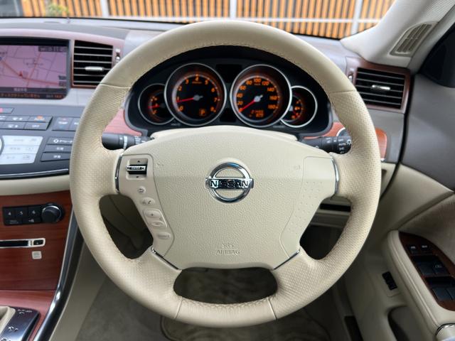 フーガ 　走行距離２２０００ｋｍ　ＥＴＣ　バックカメラ　純正１７インチアルミホイール　電動シート　バックカメラ　ステアリモコン　オートライト　オートエアコン　プッシュスタート　スマートキー　Ｍ／Ｔモード（17枚目）