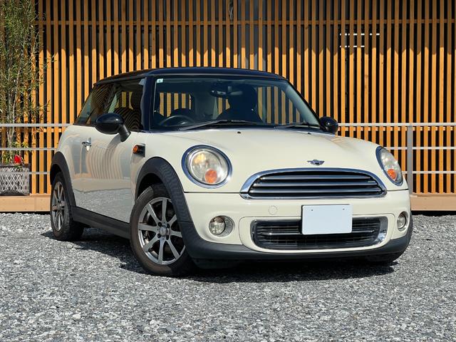 MINI クーパー ETC バックカメラ プッシュスタート キーレス オートエアコン 社外15インチアルミホイール スタッドレスタイヤ  レベライザー3段階 CD再生 電動格納ミラー 運転席側ドアバイザー(2枚目)