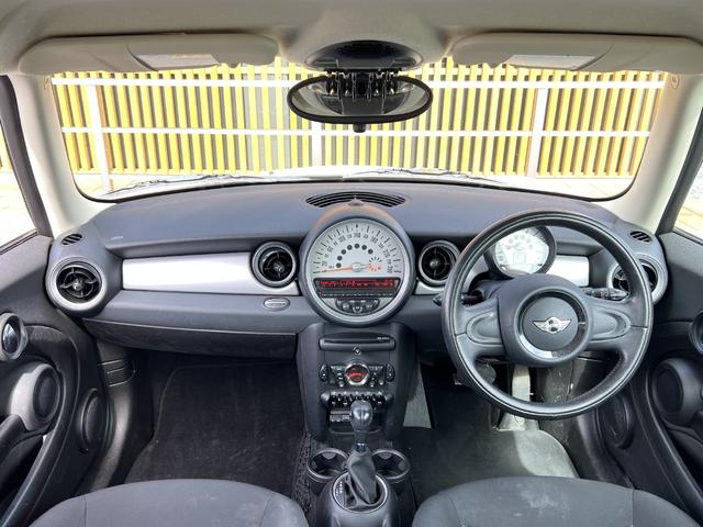 MINI クーパー ETC バックカメラ プッシュスタート キーレス オートエアコン 社外15インチアルミホイール スタッドレスタイヤ  レベライザー3段階 CD再生 電動格納ミラー 運転席側ドアバイザー(4枚目)