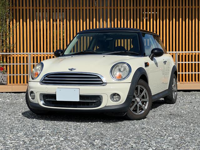 MINI クーパー ETC バックカメラ プッシュスタート キーレス オートエアコン 社外15インチアルミホイール スタッドレスタイヤ  レベライザー3段階 CD再生 電動格納ミラー 運転席側ドアバイザー(6枚目)