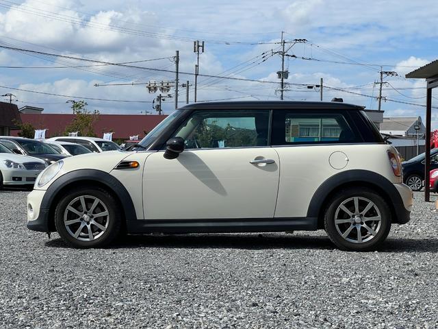 MINI クーパー ETC バックカメラ プッシュスタート キーレス オートエアコン 社外15インチアルミホイール スタッドレスタイヤ  レベライザー3段階 CD再生 電動格納ミラー 運転席側ドアバイザー(7枚目)