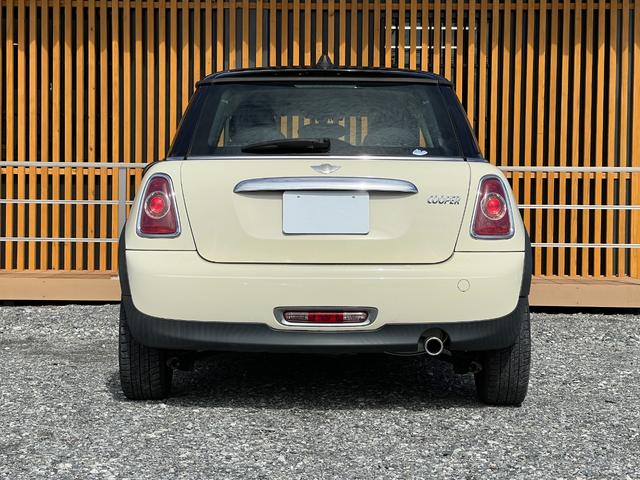 MINI クーパー ETC バックカメラ プッシュスタート キーレス オートエアコン 社外15インチアルミホイール スタッドレスタイヤ  レベライザー3段階 CD再生 電動格納ミラー 運転席側ドアバイザー(9枚目)