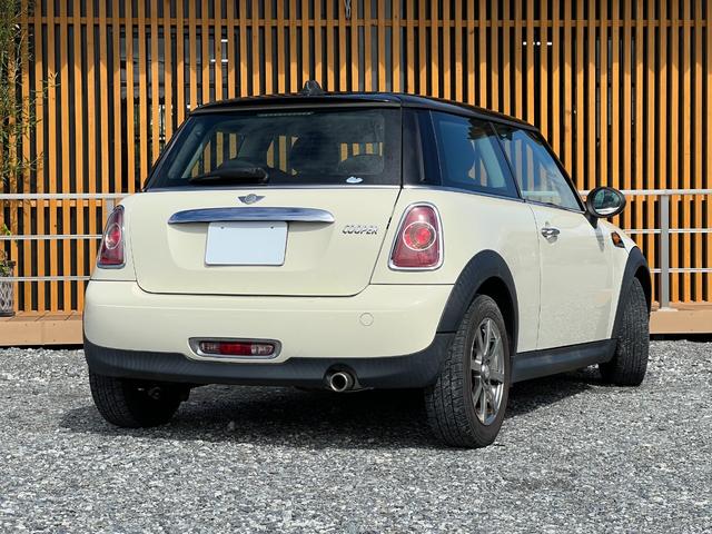 MINI クーパー ETC バックカメラ プッシュスタート キーレス オートエアコン 社外15インチアルミホイール スタッドレスタイヤ  レベライザー3段階 CD再生 電動格納ミラー 運転席側ドアバイザー(10枚目)