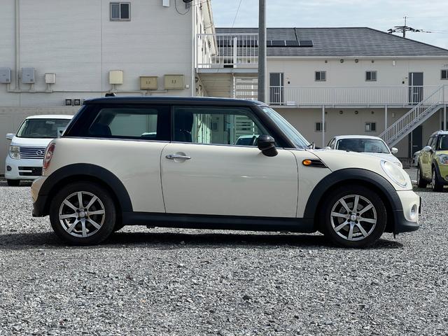 MINI クーパー ETC バックカメラ プッシュスタート キーレス オートエアコン 社外15インチアルミホイール スタッドレスタイヤ  レベライザー3段階 CD再生 電動格納ミラー 運転席側ドアバイザー(11枚目)