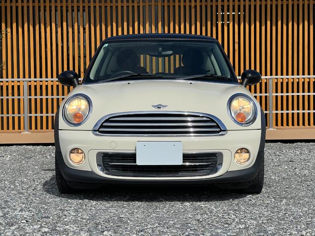 MINI クーパー ETC バックカメラ プッシュスタート キーレス オートエアコン 社外15インチアルミホイール スタッドレスタイヤ  レベライザー3段階 CD再生 電動格納ミラー 運転席側ドアバイザー(12枚目)