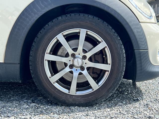 MINI クーパー ETC バックカメラ プッシュスタート キーレス オートエアコン 社外15インチアルミホイール スタッドレスタイヤ  レベライザー3段階 CD再生 電動格納ミラー 運転席側ドアバイザー(16枚目)