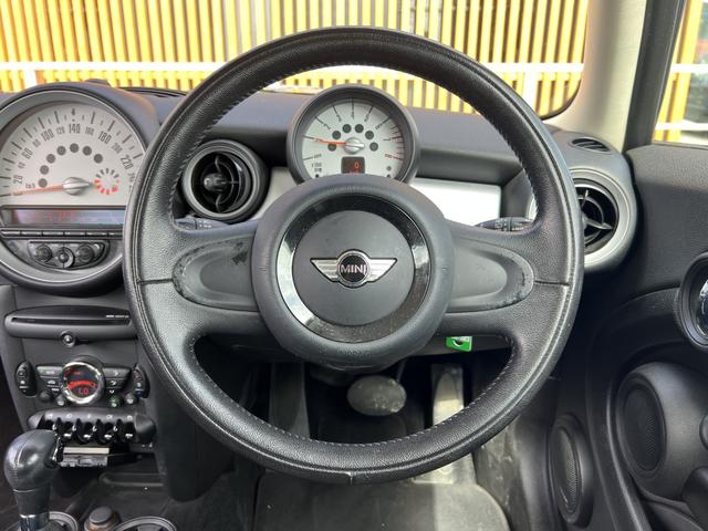 MINI クーパー ETC バックカメラ プッシュスタート キーレス オートエアコン 社外15インチアルミホイール スタッドレスタイヤ  レベライザー3段階 CD再生 電動格納ミラー 運転席側ドアバイザー(17枚目)