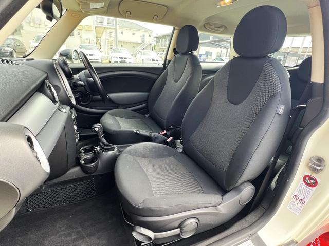 MINI クーパー ETC バックカメラ プッシュスタート キーレス オートエアコン 社外15インチアルミホイール スタッドレスタイヤ  レベライザー3段階 CD再生 電動格納ミラー 運転席側ドアバイザー(20枚目)