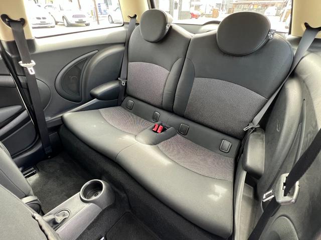 MINI クーパー ETC バックカメラ プッシュスタート キーレス オートエアコン 社外15インチアルミホイール スタッドレスタイヤ  レベライザー3段階 CD再生 電動格納ミラー 運転席側ドアバイザー(21枚目)