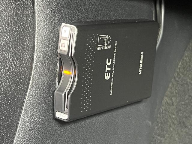 ジューク １５ＲＳ　タイプＶ　ＥＴＣ　社外１６インチアルミホイール　プッシュスタート　スマートキー　オートライト　オートエアコン　ＤＶＤ再生　フロントフォグ　電動格納ドアミラー　ドアバイザー　取扱説明書　スペアキー　フロアマット（21枚目）