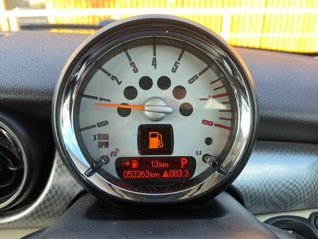 MINI クーパーS クラブマン ETC 純正16インチアルミホイール プッシュスタート キーレスエントリー オートエアコン CD再生 HIDヘッドライト フロントフォグ 電動格納ドアミラー 取扱説明書 スペアキー フロアマット(18枚目)