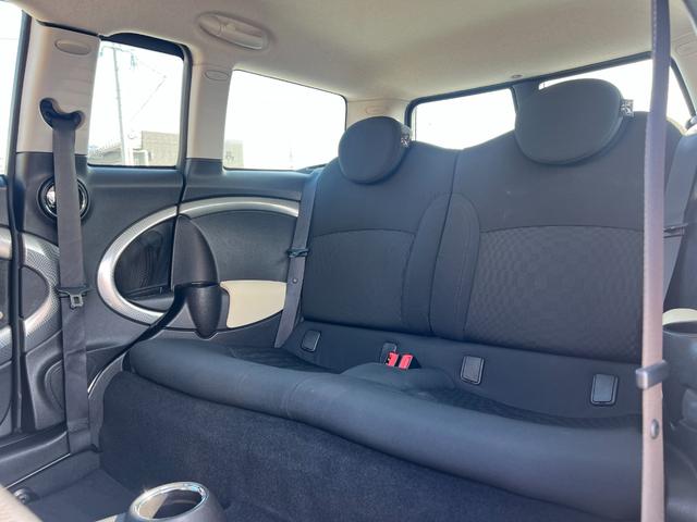 MINI クーパーS クラブマン ETC 純正16インチアルミホイール プッシュスタート キーレスエントリー オートエアコン CD再生 HIDヘッドライト フロントフォグ 電動格納ドアミラー 取扱説明書 スペアキー フロアマット(21枚目)