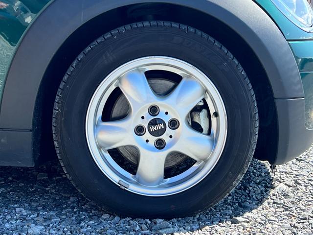 MINI クーパー 走行距離37000km シートヒーター 純正15インチアルミホイール オートエアコン キーレスエントリー CD再生 M/Tモード フロントフォグ 電動格納ミラー スペアキー 取扱説明書 フロアマット(16枚目)
