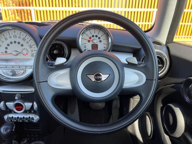 MINI クーパー 走行距離37000km シートヒーター 純正15インチアルミホイール オートエアコン キーレスエントリー CD再生 M/Tモード フロントフォグ 電動格納ミラー スペアキー 取扱説明書 フロアマット(17枚目)