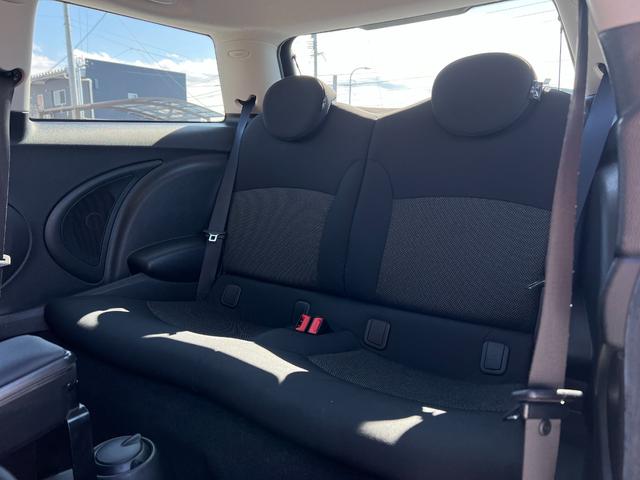 MINI クーパー 走行距離37000km シートヒーター 純正15インチアルミホイール オートエアコン キーレスエントリー CD再生 M/Tモード フロントフォグ 電動格納ミラー スペアキー 取扱説明書 フロアマット(20枚目)