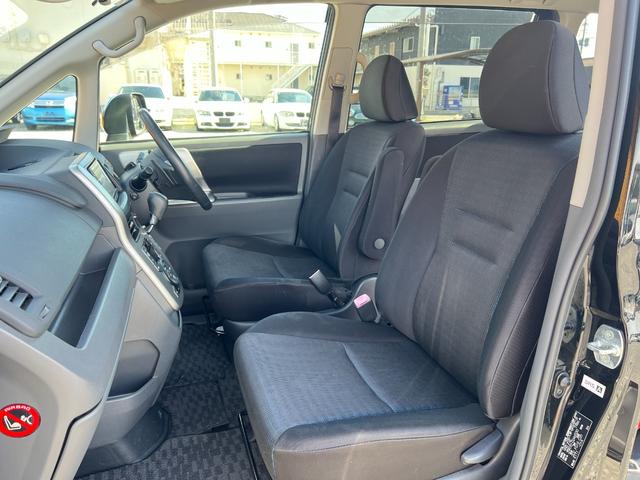 ヴォクシー ＺＳ　煌ＩＩ　ＥＴＣ　バックカメラ　両側電動スライドドア　フリップダウンモニタ　パドルシフト　ルームライトＬＥＤ　プッシュスタート　スマートキー　ステアリモコン　デュアルエアコン　オートエアコン　オートライト（26枚目）