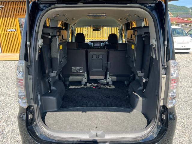 ヴォクシー ＺＳ　煌ＩＩ　ＥＴＣ　バックカメラ　両側電動スライドドア　フリップダウンモニタ　パドルシフト　ルームライトＬＥＤ　プッシュスタート　スマートキー　ステアリモコン　デュアルエアコン　オートエアコン　オートライト（30枚目）