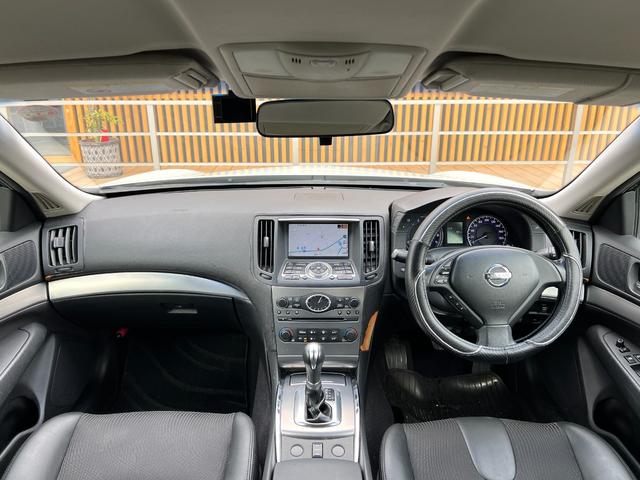 スカイライン ２５０ＧＴ　タイプＶ　Ｂｌｕｅｔｏｏｔｈ　ドラレコ　ＥＴＣ　バックカメラ　ＭＴモード　純正１７インチＡＷ　プッシュスタート　スマートキー　ステアリモコン　電動シート　デュアルエアコン　サイドカメラ　オートエアコン・ライト（4枚目）