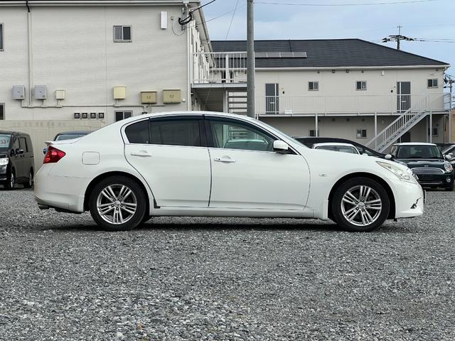 スカイライン ２５０ＧＴ　タイプＶ　Ｂｌｕｅｔｏｏｔｈ　ドラレコ　ＥＴＣ　バックカメラ　ＭＴモード　純正１７インチＡＷ　プッシュスタート　スマートキー　ステアリモコン　電動シート　デュアルエアコン　サイドカメラ　オートエアコン・ライト（11枚目）