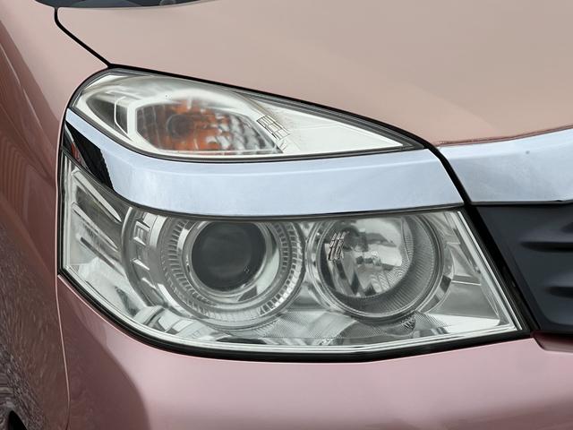 ＨＩＤ（ディスチャージ）ヘッドライトはキセノンガスを使用した高輝度のライトで、ハロゲンライトに比べて約２倍以上の明るさを実現します。白く明るい光で夜間の視認性が向上し、省電力で長寿命なのも特徴です。