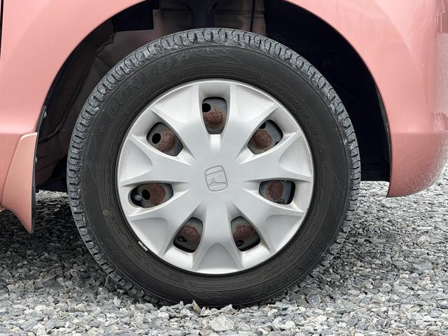 スチール製ホイールは、頑丈で耐久性が高く、悪路や厳しい環境でも安心して使える実用的なホイールです。シンプルながらも確かな強さがあり、メンテナンスも容易で長く快適にお使いいただけます。