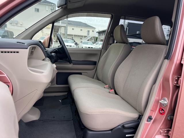 室内はご展示前とご納車前の２回に渡ってクリーニングを実施。長年使用された中古車と言えども、室内空間の快適性に妥協は致しません。新たにお乗りいただく方に気持ちよくご使用いただけるよう心がけております。