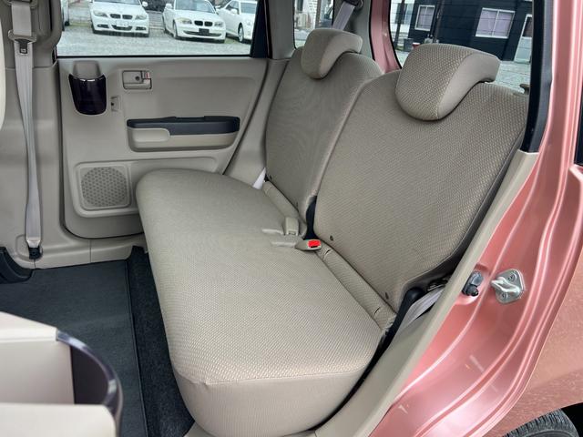 ゆったり快適な後席空間！足元にゆとりがあり、大人が乗っても快適な広さを確保。シートのクッション性や角度にもこだわり、長時間のドライブでも快適に過ごせます。ご家族やご友人との移動にもぴったりです。