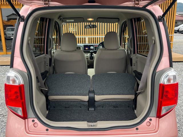 後席シートの背もたれを倒してラゲッジスペース拡大！後席シートは簡単に背もたれを倒せるため、用途に合わせてフレキシブルに空間を使い分けられ、アウトドアやお買い物などさまざまなシーンで活躍します。