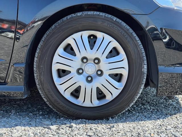 スチール製ホイールは、頑丈で耐久性が高く、悪路や厳しい環境でも安心して使える実用的なホイールです。シンプルながらも確かな強さがあり、メンテナンスも容易で長く快適にお使いいただけます。