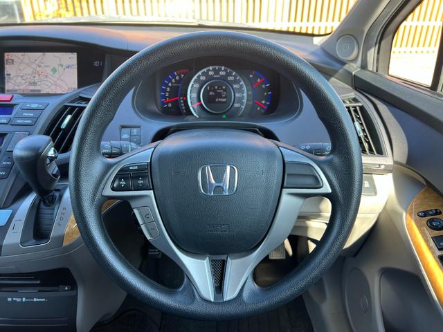 ステアリングリモコンは、ハンドルから手を離さずにオーディオやナビ、電話などの操作ができる便利な機能です。運転中でも視線や姿勢を大きく変えることなく操作できるため、安全性と快適性の両方を高めてくれます。