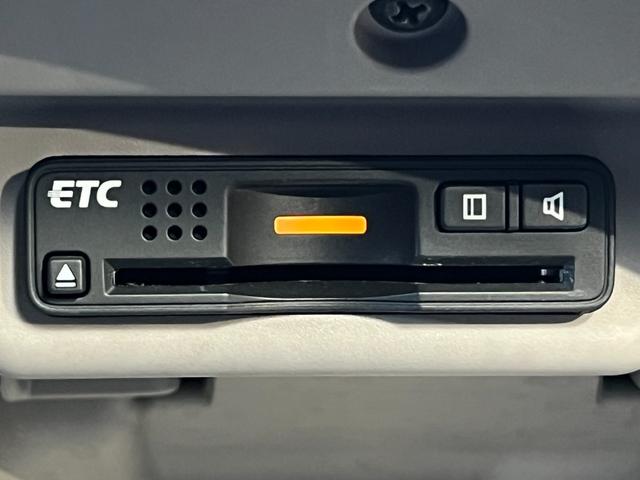 高速道路の料金所もスムーズ通過！ＥＴＣ車載器付き。ＥＴＣ搭載で料金所の通過もノンストップ。現金支払の手間がなく、スムーズかつスマートなドライブが可能です。通勤やレジャーでも快適な移動をサポートします。