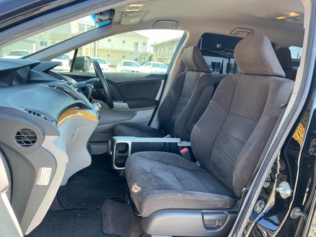 室内はご展示前とご納車前の２回に渡ってクリーニングを実施。長年使用された中古車と言えども、室内空間の快適性に妥協は致しません。新たにお乗りいただく方に気持ちよくご使用いただけるよう心がけております。