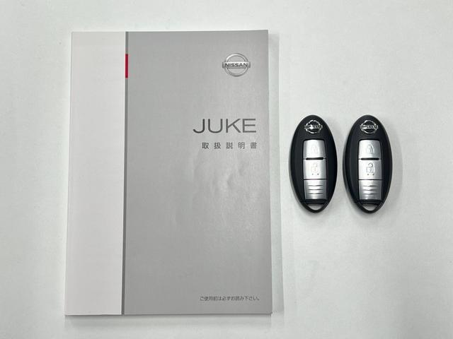 ジューク 15RX タイプV Bluetooth ETC バックカメラ プッシュスタート 純正17インチアルミホイール スマートキー オートエアコン オートライト 純正ナビ レベライザー4段階 取扱説明書 スペアタイヤ(27枚目)
