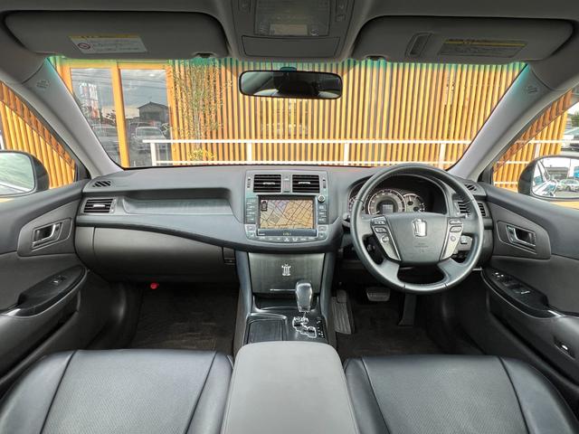 洗練されたインパネデザインが魅力！質感の高い素材と使いやすさを兼ね備えたインパネは、乗るたびに気分が高まる上質な空間を演出。見た目だけでなく操作性にも優れており、ドライバーも同乗者も快適に過ごせます。