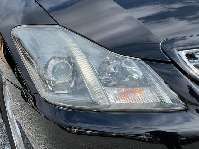 ＨＩＤ（ディスチャージ）ヘッドライトはキセノンガスを使用した高輝度のライトで、ハロゲンライトに比べて約２倍以上の明るさを実現します。白く明るい光で夜間の視認性が向上し、省電力で長寿命なのも特徴です。