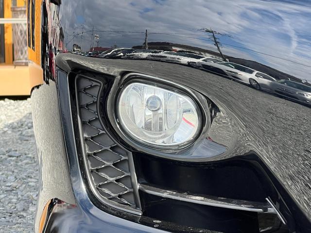 フォグランプは、霧・雨・雪などの悪天候時に路面を照らし、視界を確保するための補助灯です。広がりのある光で足元を照らすため視認性が向上します。また対向車にも自車の存在を知らせる役割もあります。