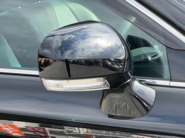 ウィンカーミラーは、サイドミラーにウィンカーを内蔵した装備で、車線変更や右左折時に周囲の車や歩行者へ進行方向をより分かりやすく伝えることができます。視認性が高まり、安全性の向上に役立つ便利な機能です。