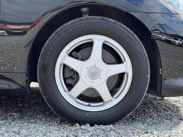 社外１６インチアルミホイールです。軽量で耐久性に優れたアルミニウム合金製のホイールは、見た目の美しさはもちろん、軽量化により燃費向上や走行性能の向上にも貢献します。