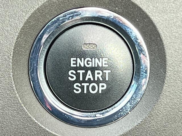 キーを取り出さずに、ボタンひとつでエンジンを始動できるプッシュスタートシステムを搭載。乗り降りやエンジン始動がスムーズになり、日々の運転がより快適に。スマートキーと連動し、防犯性も向上しています。