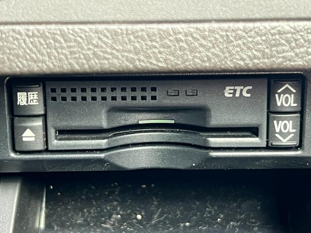 高速道路の料金所もスムーズ通過！ＥＴＣ車載器付き。ＥＴＣ搭載で料金所の通過もノンストップ。現金支払の手間がなく、スムーズかつスマートなドライブが可能です。通勤やレジャーでも快適な移動をサポートします。