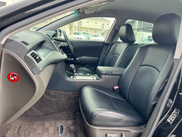 電動でシートの位置や角度を調整できるパワーシートを搭載。細かなポジション調整が可能で、どなたでも快適なドライビングポジションが見つかります。