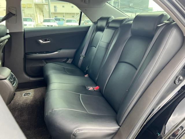 ゆったり快適な後席空間！足元にゆとりがあり、大人が乗っても快適な広さを確保。シートのクッション性や角度にもこだわり、長時間のドライブでも快適に過ごせます。ご家族やご友人との移動にもぴったりです。